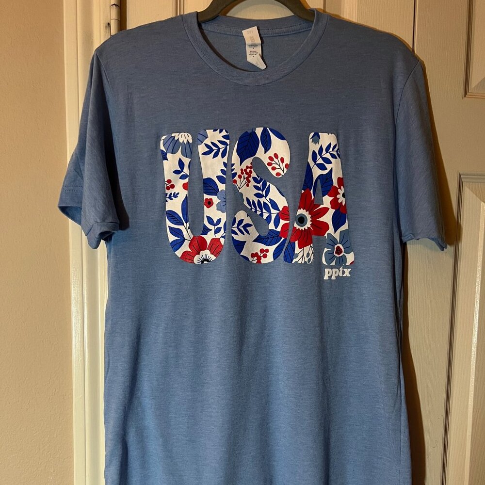 USA Patriotic Graphic T-Shirt Blue Floral Red White Blue Short Sleeve Tee Medium